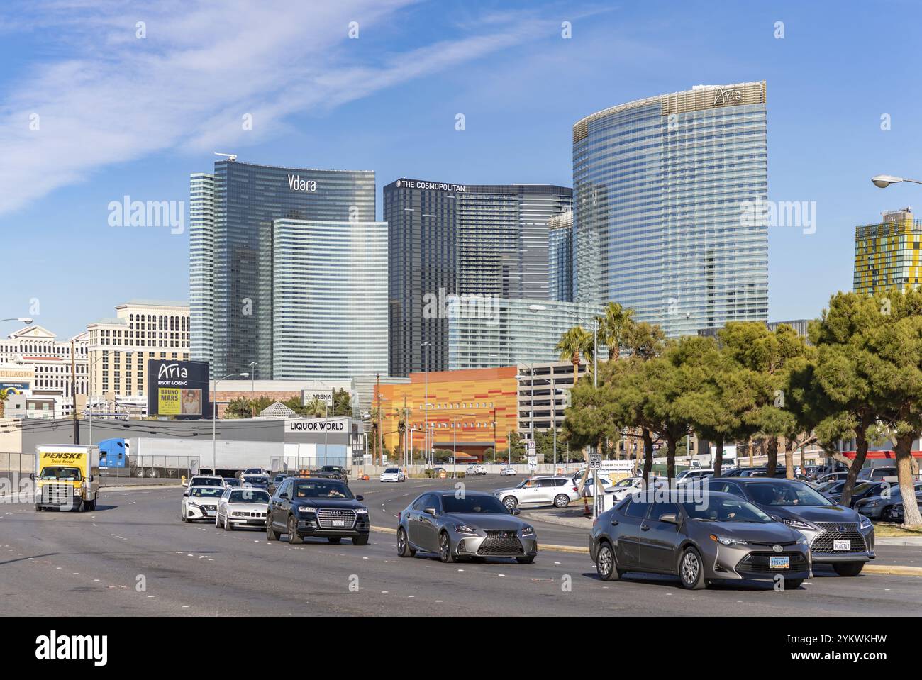 Une photo du Dean Martin Drive, avec le Vdara Hotel and Spa, le Cosmopolitan de Las Vegas et l'ARIA Resort and Casino vus au loin derrière Banque D'Images