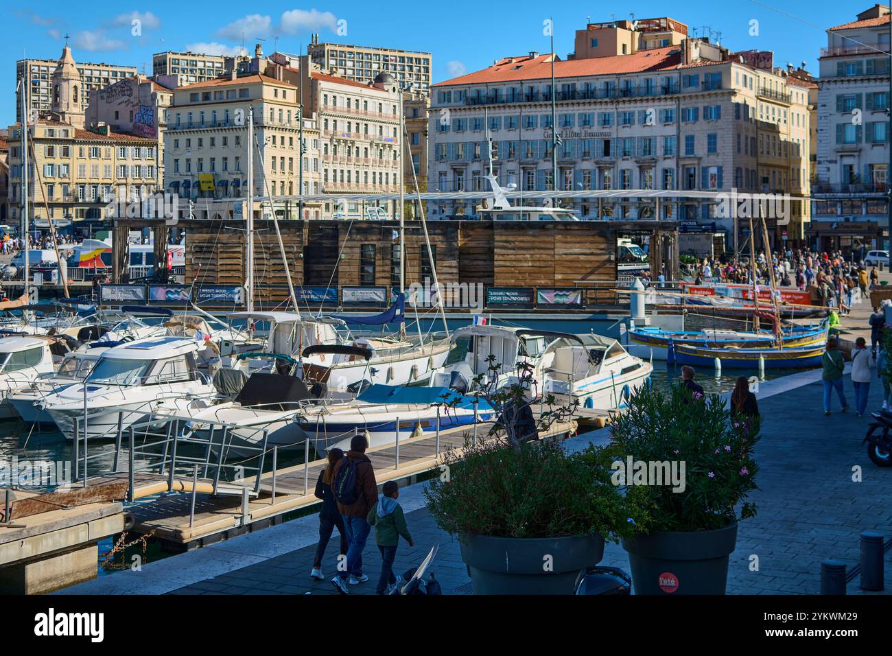 Marseille. France - 19 novembre 2024 : Vieux Port de Marseille, où une variété de bateaux et yachts sont ancrés. Les bâtiments historiques bordant le harb Banque D'Images