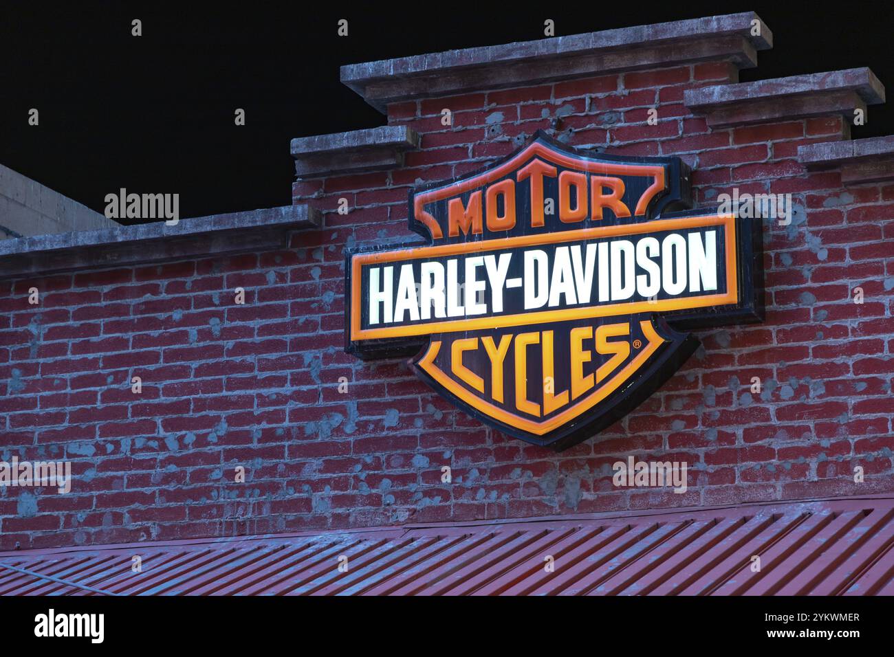 Une photo du panneau Harley-Davidson sur un mur de briques Banque D'Images