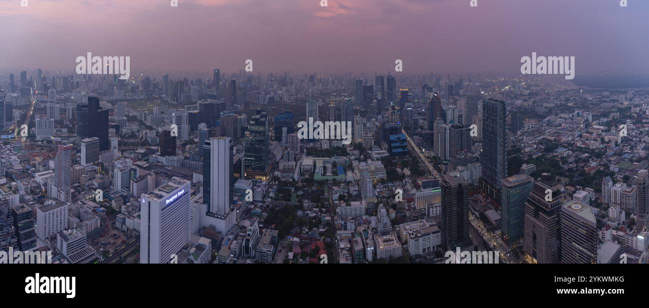 Une photo panoramique des bâtiments de l'est de Bangkok au coucher du soleil Banque D'Images