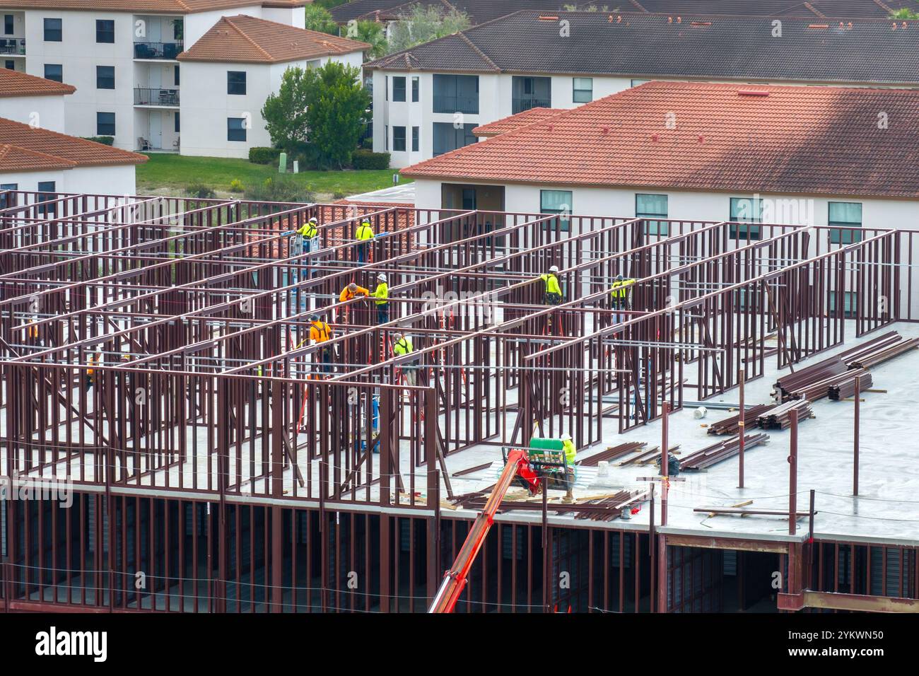 Chantier de construction industrielle avec ouvriers assemblant le bâtiment à ossature métallique. Développement du logement résidentiel en Amérique. Marché immobilier aux États-Unis Banque D'Images