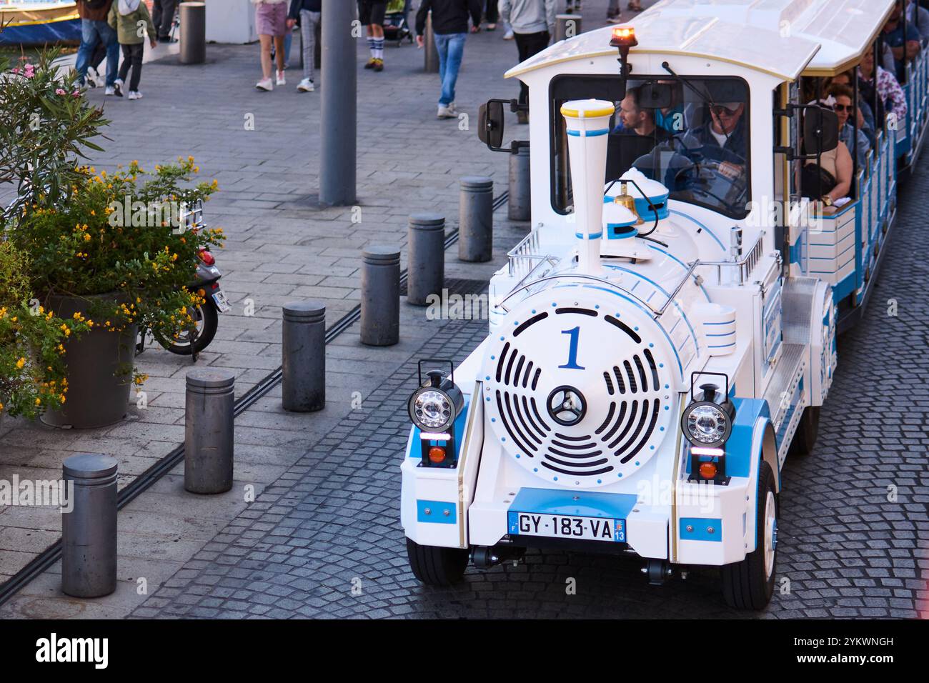 Marseille. France - 19 novembre 2024 : train touristique dans le centre-ville de Marseille, avec un charmant design blanc et bleu. Le train est vu navigatin Banque D'Images