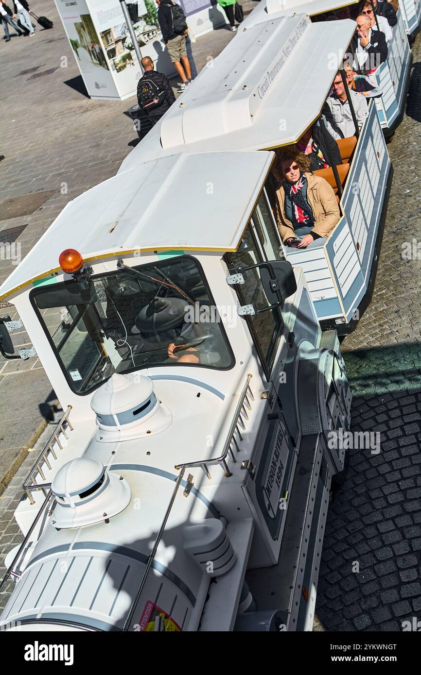 Marseille. France - 19 novembre 2024 : train touristique dans le centre-ville de Marseille, avec un charmant design blanc et bleu. Le train est vu navigatin Banque D'Images
