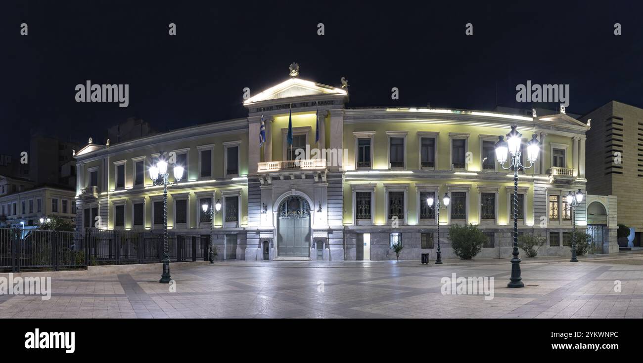 Une photo du Mousio Ethnikis Trapezas, ou Musée de la Banque nationale, la nuit Banque D'Images