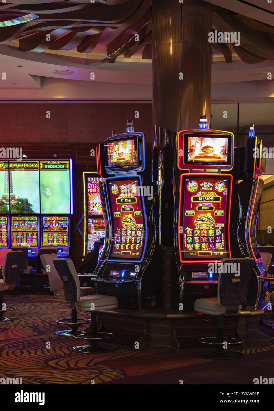 Une image de machines à sous numériques colorées à l'intérieur d'un casino Banque D'Images