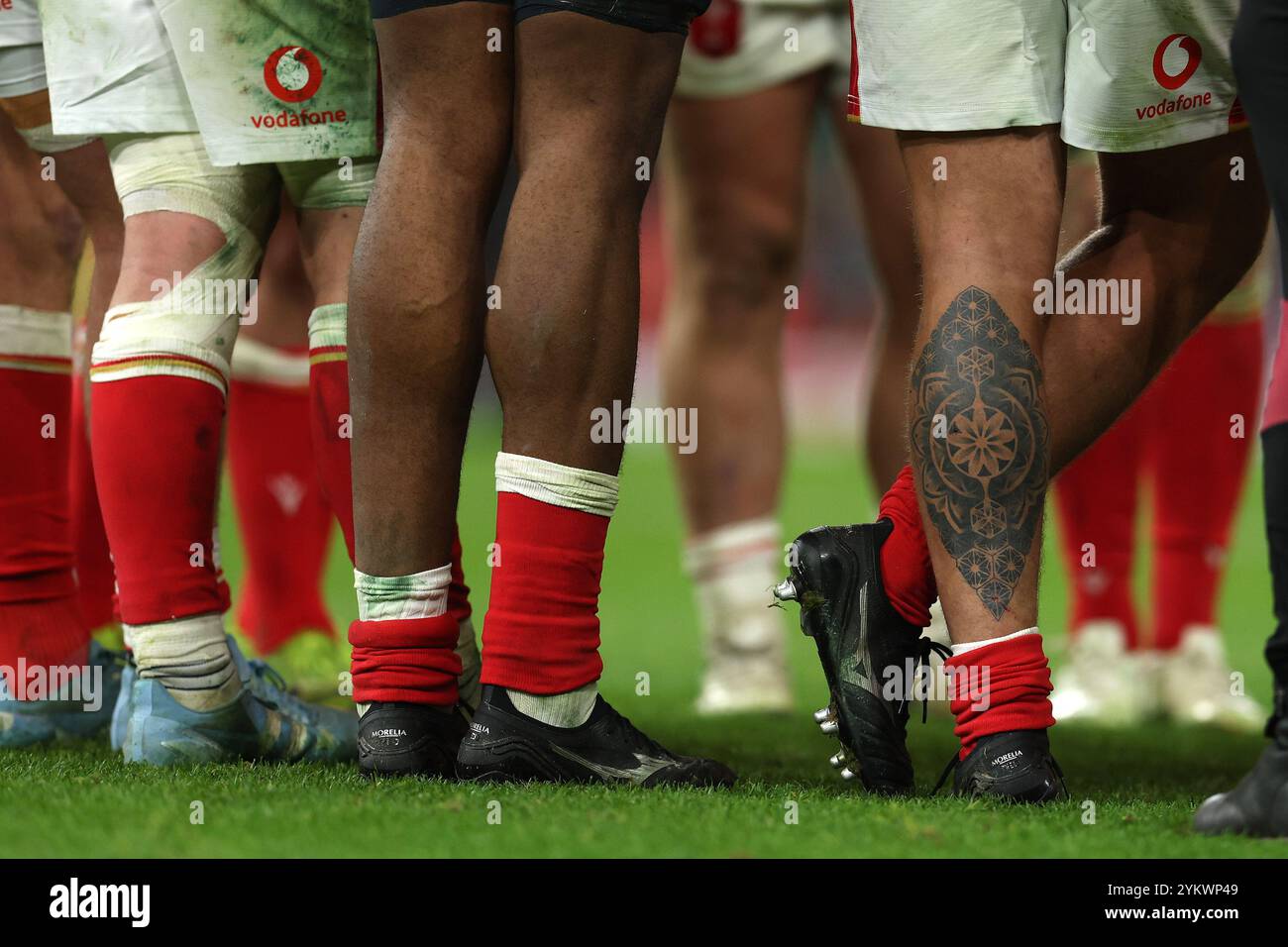 Cardiff, Royaume-Uni. 17 novembre 2024. Les joueurs du pays de Galles se tiennent ensemble après le match, avec le tatouage de jambe de Nicky Smith du pays de Galles (R). Pays de Galles v Australie, match de la série Autumn Nations 2024 au Principality Stadium de Cardiff le dimanche 17 novembre 2024. photo par Andrew Orchard/Andrew Orchard photographie sportive/ Alamy Live News crédit : Andrew Orchard photographie sportive/Alamy Live News Banque D'Images