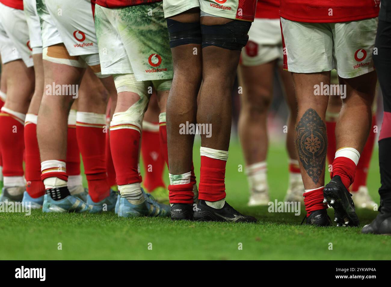 Cardiff, Royaume-Uni. 17 novembre 2024. Les joueurs du pays de Galles se tiennent ensemble après le match, avec le tatouage de jambe de Nicky Smith du pays de Galles (R). Pays de Galles v Australie, match de la série Autumn Nations 2024 au Principality Stadium de Cardiff le dimanche 17 novembre 2024. photo par Andrew Orchard/Andrew Orchard photographie sportive/ Alamy Live News crédit : Andrew Orchard photographie sportive/Alamy Live News Banque D'Images