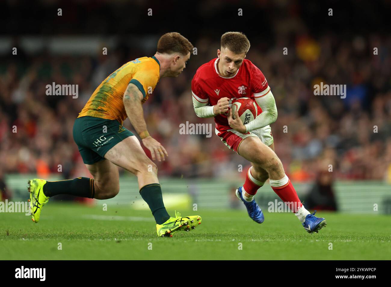 Cardiff, Royaume-Uni. 17 novembre 2024. Cameron Winnett, du pays de Galles, est attaqué par Andrew Kellaway, de l'Australie. Pays de Galles v Australie, match de la série Autumn Nations 2024 au Principality Stadium de Cardiff le dimanche 17 novembre 2024. photo par Andrew Orchard/Andrew Orchard photographie sportive/ Alamy Live News crédit : Andrew Orchard photographie sportive/Alamy Live News Banque D'Images