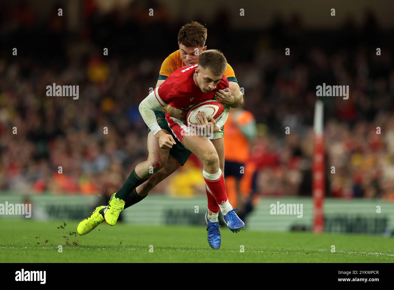 Cardiff, Royaume-Uni. 17 novembre 2024. Cameron Winnett, du pays de Galles, est attaqué par Andrew Kellaway, de l'Australie. Pays de Galles v Australie, match de la série Autumn Nations 2024 au Principality Stadium de Cardiff le dimanche 17 novembre 2024. photo par Andrew Orchard/Andrew Orchard photographie sportive/ Alamy Live News crédit : Andrew Orchard photographie sportive/Alamy Live News Banque D'Images