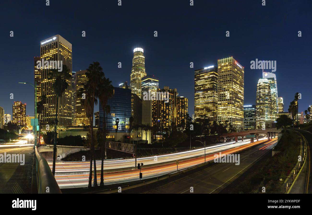 Une photo du centre-ville de Los Angeles et des feux de circulation de la Harbor Freeway la nuit Banque D'Images