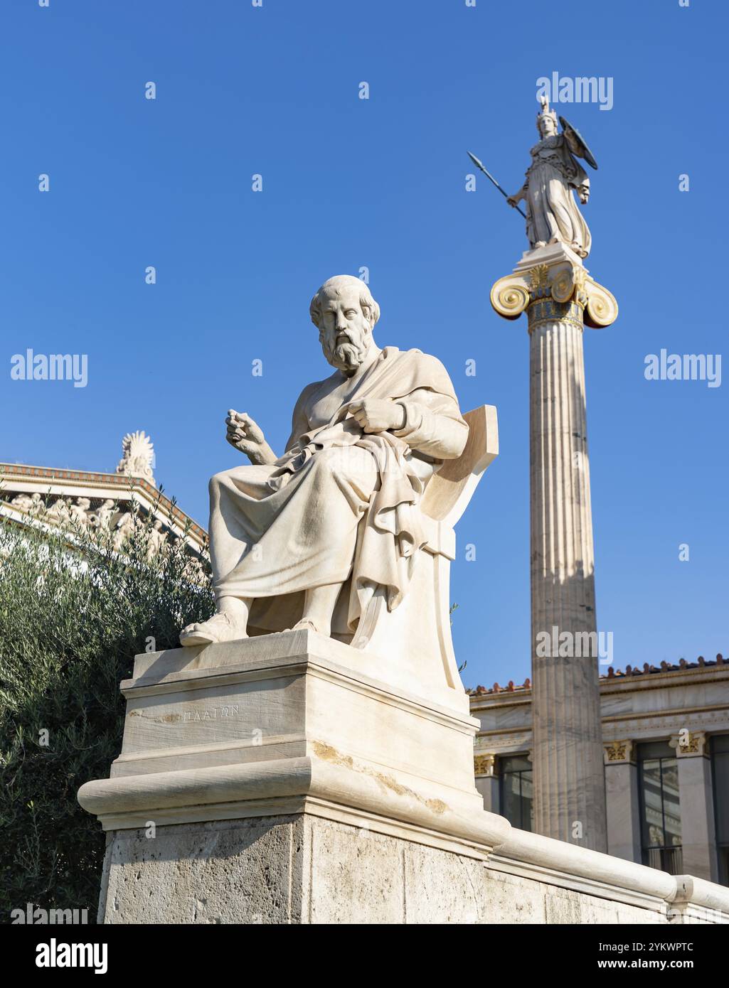 Une image de la statue de Platon et de la colonne Athéna de l'Académie d'Athènes Banque D'Images