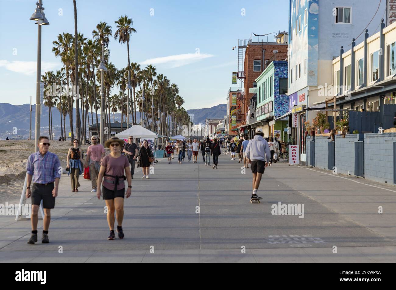 Une photo de la promenade emblématique de Venice Beach avec des gens marchant dessus Banque D'Images