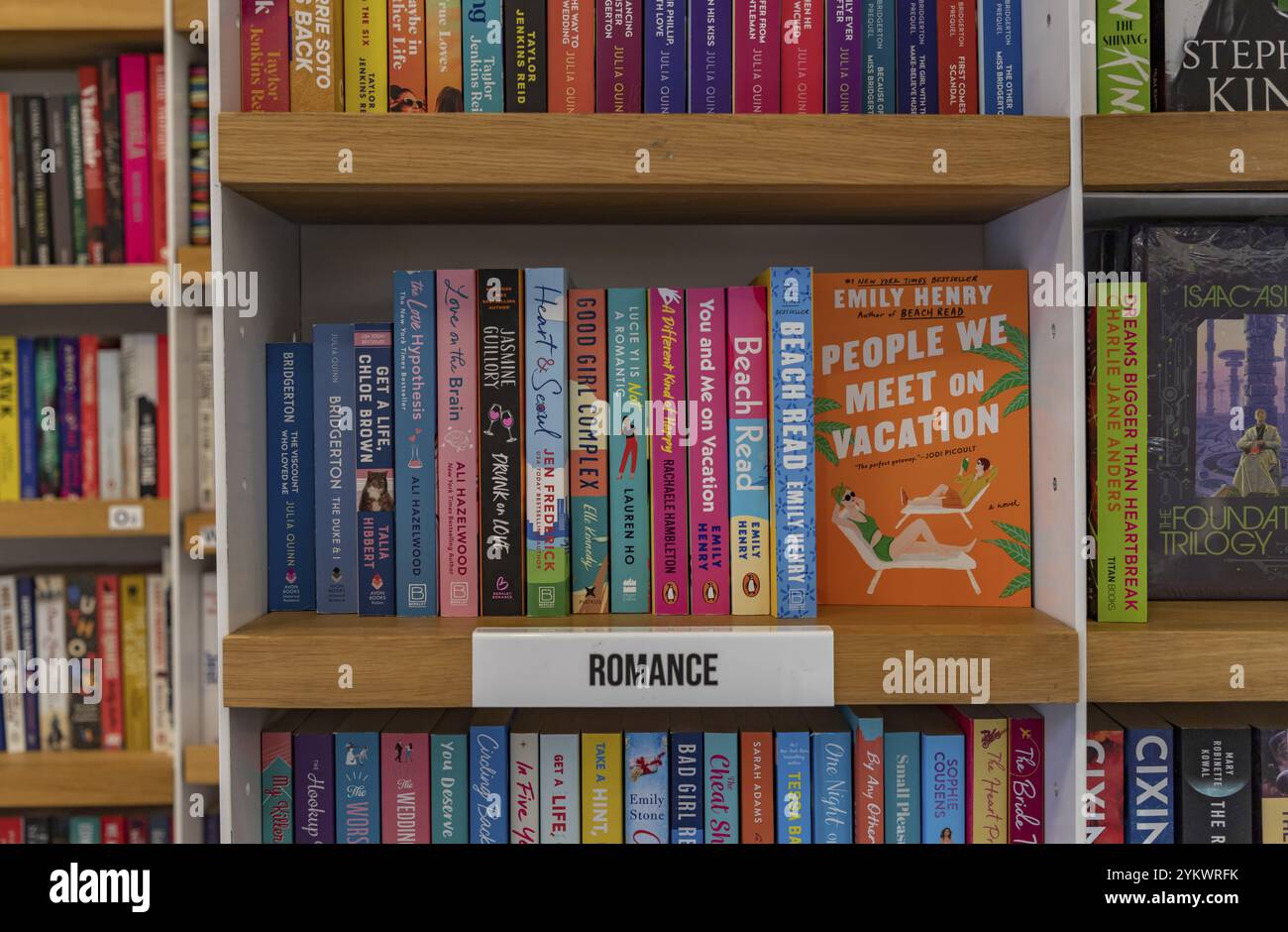Une image de livres de romance dans une librairie Banque D'Images