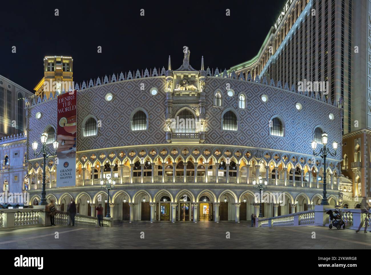 Une photo du Palais des Doges de la Las Vegas vénitienne la nuit Banque D'Images