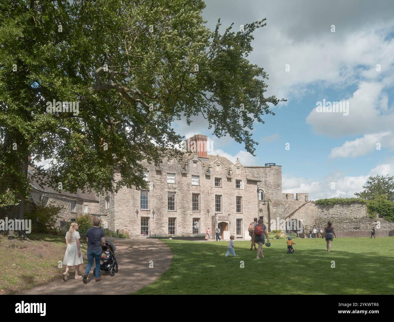 Parc du château avec manoir jacobéen et visiteurs. Château de Hay, Hay-on-Wye, Royaume-Uni. Architecte : MICA, 2022. Banque D'Images