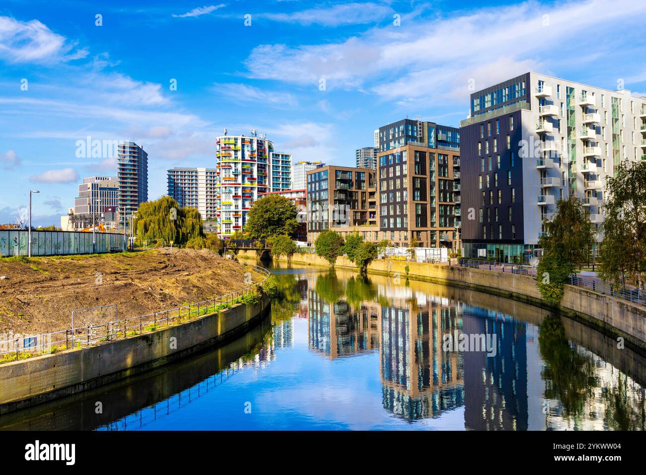 Blocs résidentiels neufs le long de la rivière Waterworks à Stratford, Londres, Angleterre Banque D'Images