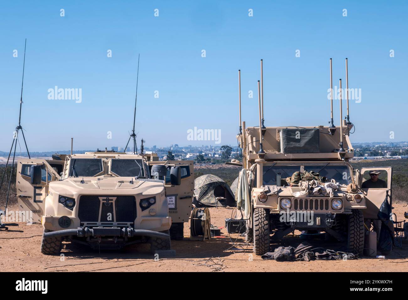 San Diego, États-Unis. 22 octobre 2024. La technologie des communications du Marine corps est installée dans la nature sauvage orientale de la Marine corps Air Station Miramar, juste à l'est de l'autoroute I-15, pour un exercice d'entraînement, le 22 octobre 2024. (Matthew Bowler/KPBS/SIPA USA) **PAS DE VENTES À SAN DIEGO-SAN DIEGO OUT** crédit : SIPA USA/Alamy Live News Banque D'Images