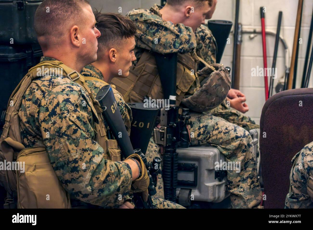 San Diego, États-Unis. 22 octobre 2024. Les Marines reçoivent un briefing à la Marine corps Air Station Miramar avant de partir pour un exercice d'entraînement, le 22 octobre 2024. (Matthew Bowler/KPBS/SIPA USA) **PAS DE VENTES À SAN DIEGO-SAN DIEGO OUT** crédit : SIPA USA/Alamy Live News Banque D'Images