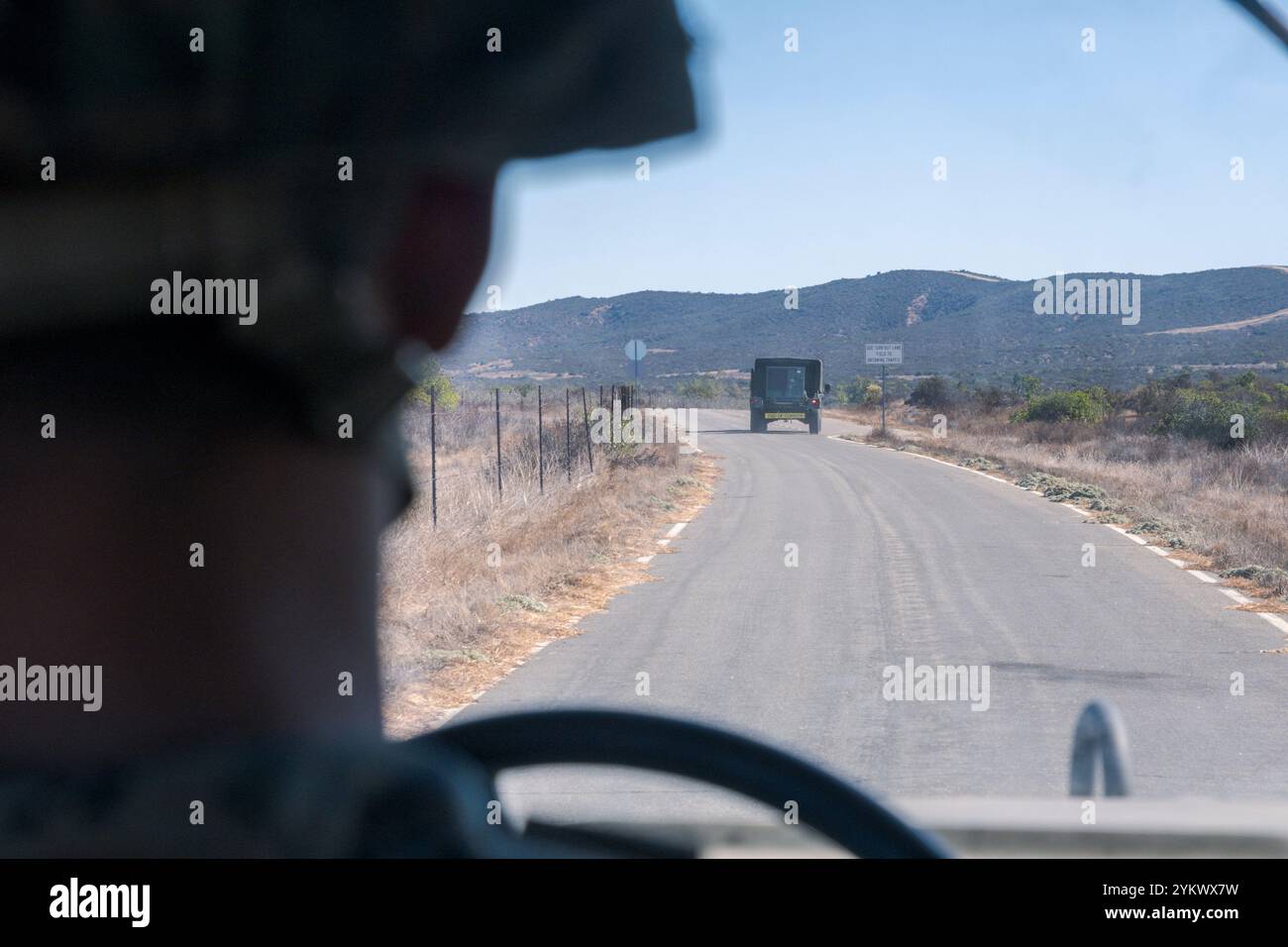 San Diego, États-Unis. 22 octobre 2024. Un Marine conduit un Humvee dans l'est sauvage de la Marine corps Air Station Miramar juste à l'est de l'autoroute I-15 lors d'un exercice d'entraînement, le 22 octobre 2024. (Matthew Bowler/KPBS/SIPA USA) **PAS DE VENTES À SAN DIEGO-SAN DIEGO OUT** crédit : SIPA USA/Alamy Live News Banque D'Images
