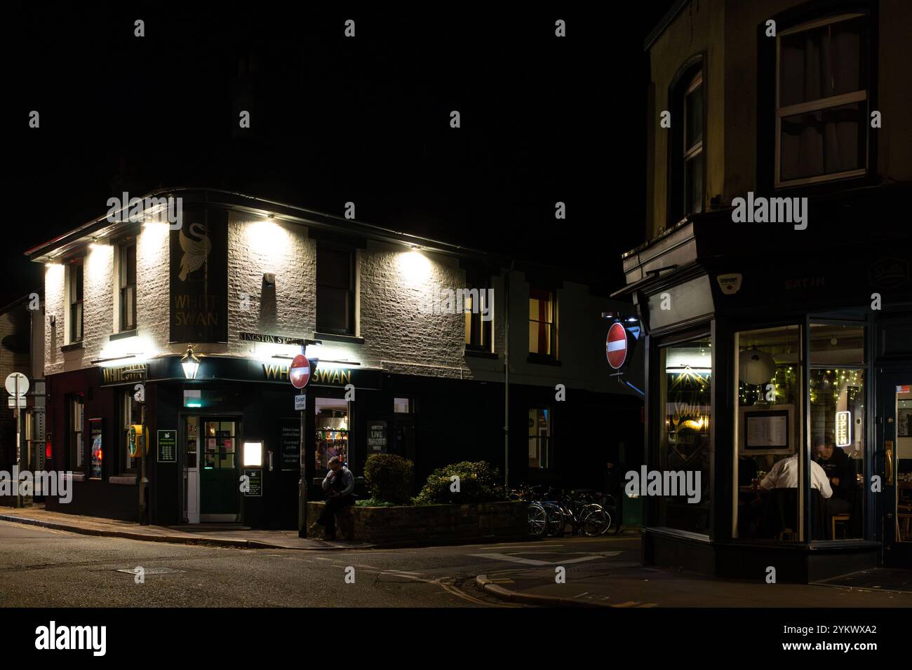 Vue extérieure nocturne du pub White Swan sur Mill Road, Cambridge, Angleterre, Royaume-Uni Banque D'Images