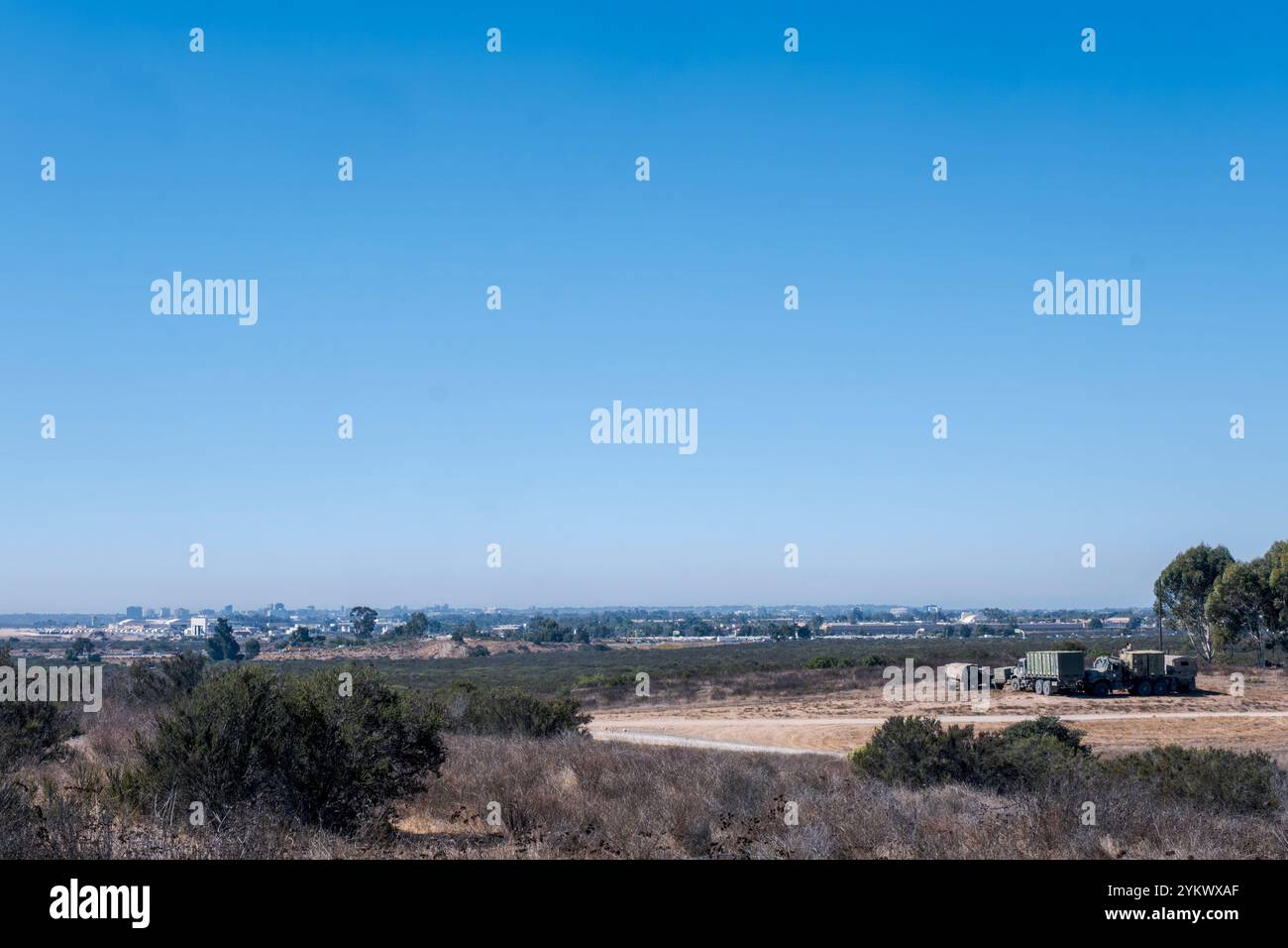 San Diego, États-Unis. 22 octobre 2024. La technologie des communications du Marine corps est installée dans la nature sauvage orientale de la Marine corps Air Station Miramar, juste à l'est de l'autoroute I-15, pour un exercice d'entraînement, le 22 octobre 2024. (Matthew Bowler/KPBS/SIPA USA) **PAS DE VENTES À SAN DIEGO-SAN DIEGO OUT** crédit : SIPA USA/Alamy Live News Banque D'Images