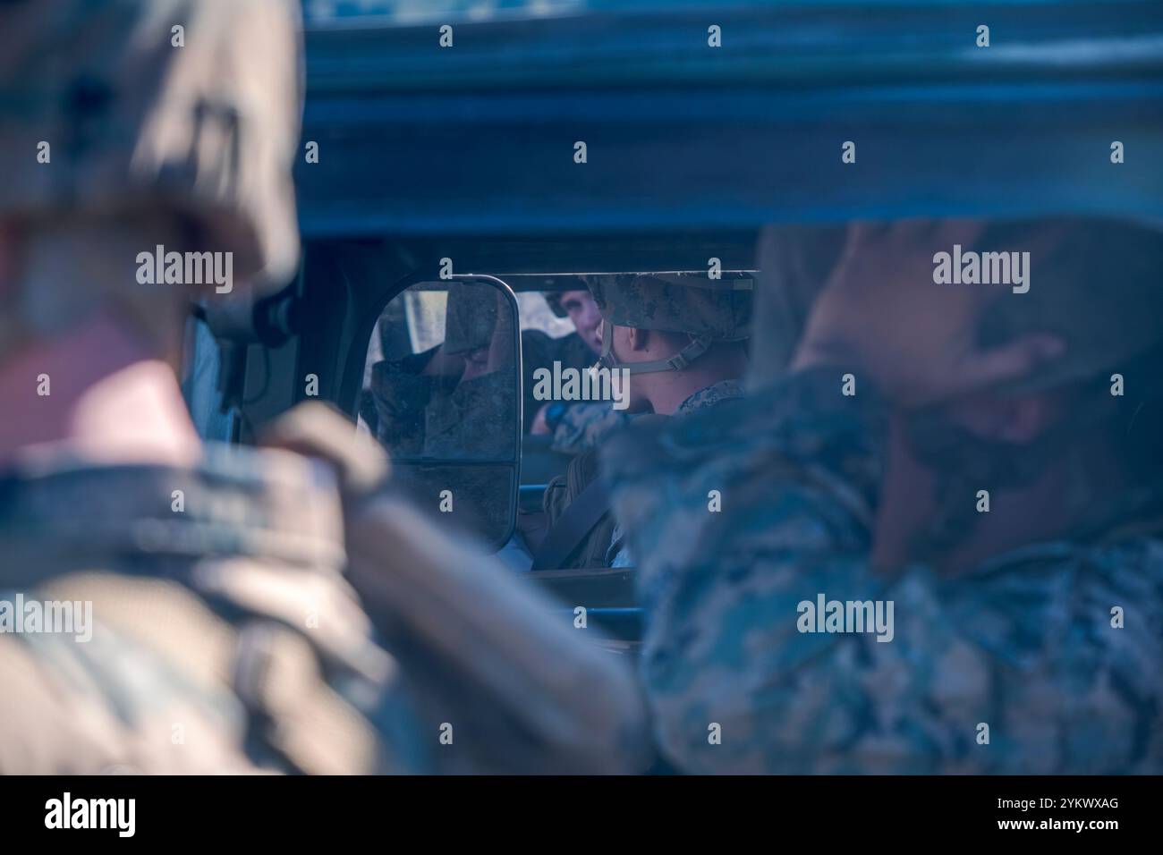 San Diego, États-Unis. 22 octobre 2024. Les Marines s'alignent à bord de Humvees et de camions de 7 tonnes sur la Marine corps Air Station Miramar se dirigeant juste à l'est de l'autoroute I-15 pour un exercice d'entraînement, le 22 octobre 2024. (Matthew Bowler/KPBS/SIPA USA) **PAS DE VENTES À SAN DIEGO-SAN DIEGO OUT** crédit : SIPA USA/Alamy Live News Banque D'Images