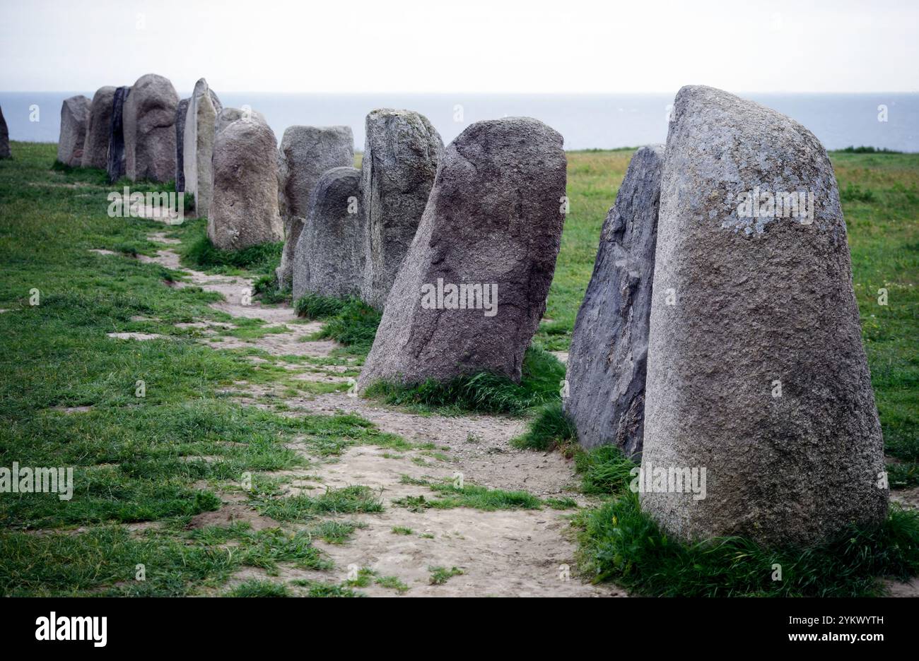 Ystad, Suède. Maison pour les pierres historiques d'Ale sur la colline au village de Kåseberga. Un monument mégalithique dans le sud de la Suède. Juin 1987. Banque D'Images