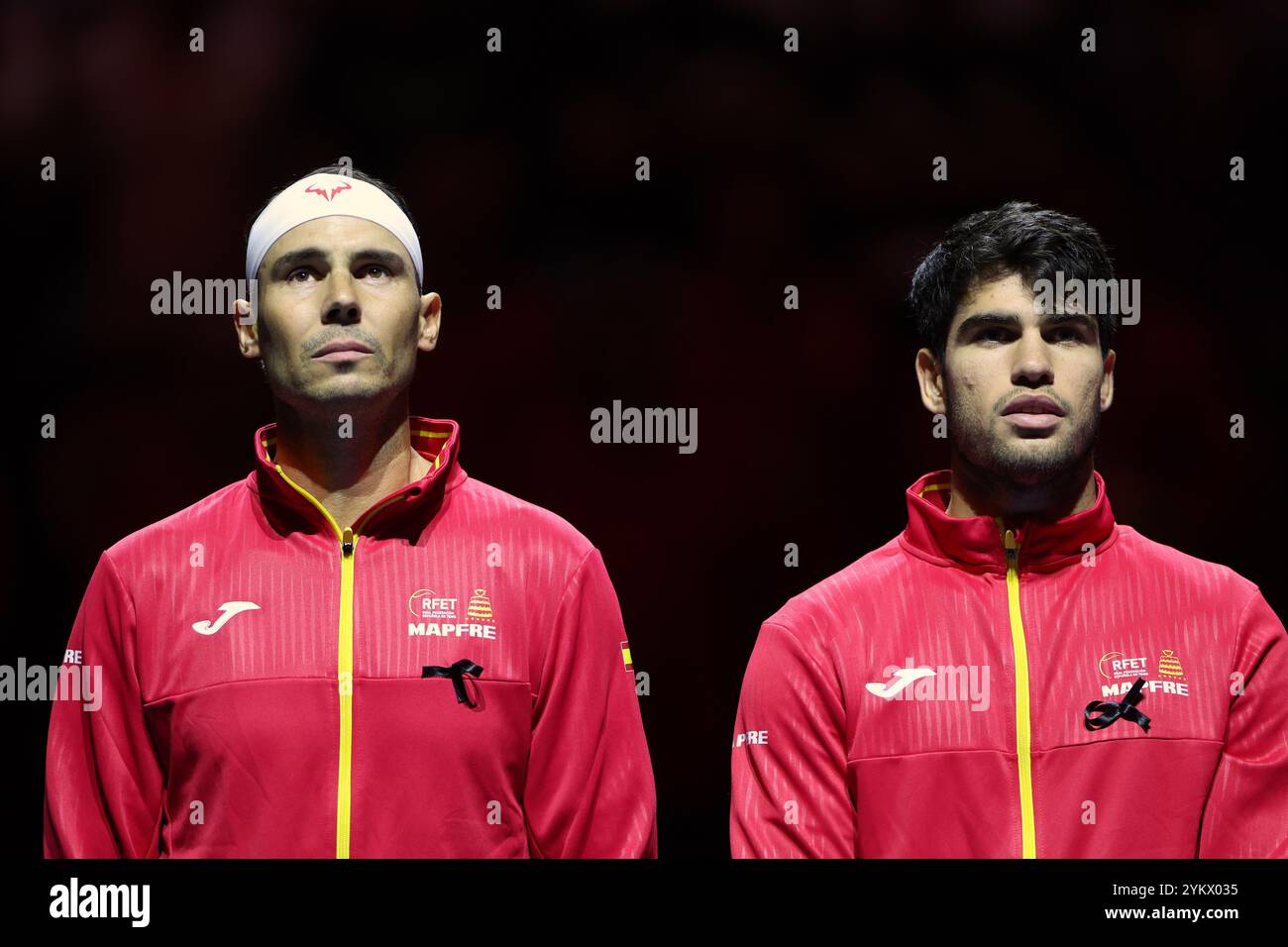 Malaga, Royaume-Uni. 19 novembre 2024. Rafael Nadal et Carlos Alcaraz, espagnols, écoutent l'hymne de leur pays avant les quarts de finale de la Coupe Davis 2024 contre les pays-Bas, au Palacio de Deportes Jose Maria Martin Carpena Arena de Malaga. Crédit : Isabel Infantes/Alamy Live News Banque D'Images