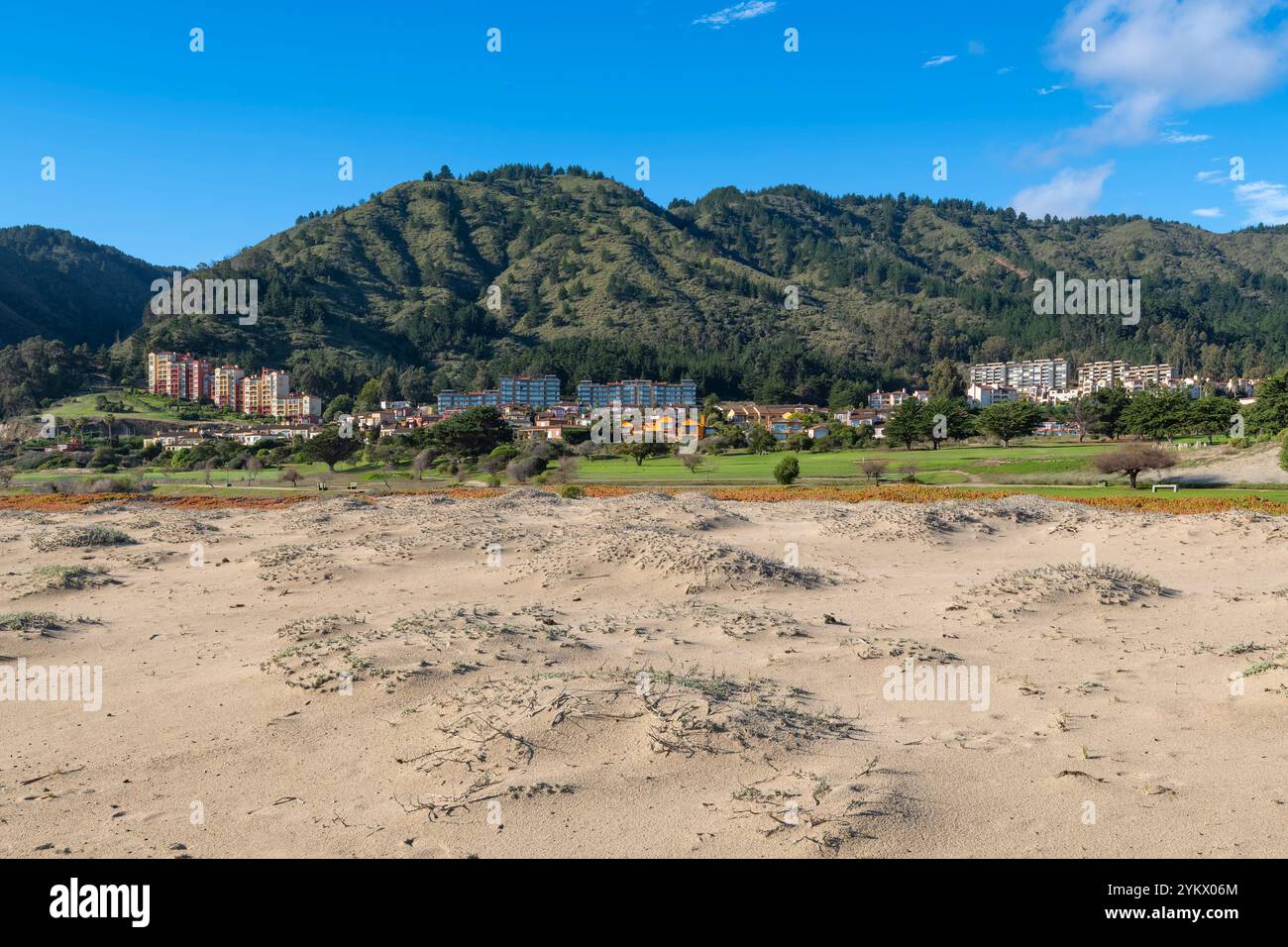 Vue panoramique sur les immeubles d'appartements de plage de la station balnéaire de Quintay, région V, Chili Banque D'Images Vue panoramique sur les immeubles d'appartements de plage de la station balnéaire de Quintay, région V, Chili Banque D'Images