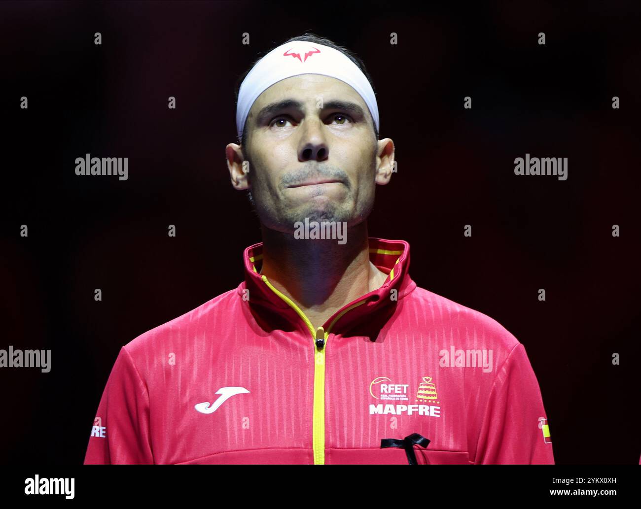 Malaga, Royaume-Uni. 19 novembre 2024. Rafael Nadal, d'Espagne, réagit en écoutant l'hymne de son pays lors des quarts de finale de la Coupe Davis 2024 contre Botic Van de Zandschulp, des pays-Bas, au Palacio de Deportes Jose Maria Martin Carpena Arena à Malaga. Crédit : Isabel InfantesAlamy Live News Banque D'Images