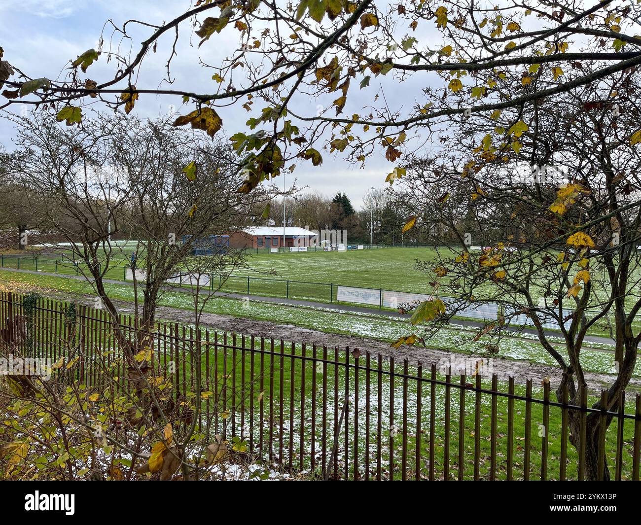 Terrain de cricket et de football de Maghull. Terrains de jeu Old Hall Maghull - Image de stock capturée avec un smartphone