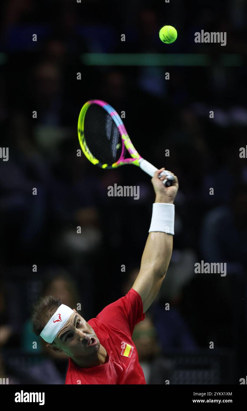 Malaga, Royaume-Uni. 19 novembre 2024. Rafael Nadal, d'Espagne, en action lors des quarts de finale de la Coupe Davis 2024 contre Botic Van de Zandschulp, des pays-Bas, au Palacio de Deportes Jose Maria Martin Carpena Arena à Malaga. Crédit : Isabel Infantes/Alamy Live News Banque D'Images