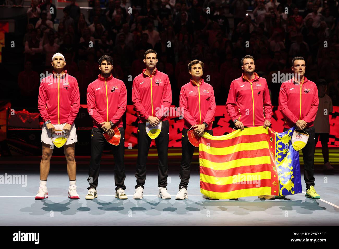 Malaga, Royaume-Uni. 19 novembre 2024. (G-d) Rafa Nadal, Carlos Alcaraz, Pablo Carre–o, Marcel Granollers et Roberto Bautista, de l'équipe d'Espagne, s'alignent avant leurs matchs lors des quarts de finale de la Coupe Davis 2024 contre les pays-Bas, au Palacio de Deportes Jose Maria Martin Carpena Arena de Malaga. Crédit : Isabel Infantes/Alamy Live News Banque D'Images