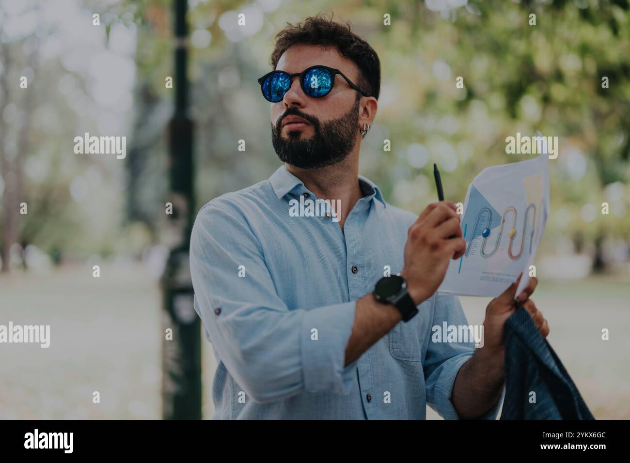 Homme d'affaires confiant présentant des données dans un environnement de parc Banque D'Images