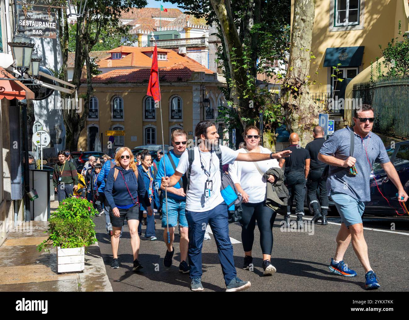 Guide touristique emmène un groupe de voyageurs d'une journée à travers la destination touristique populaire de Sintra au Portugal Banque D'Images