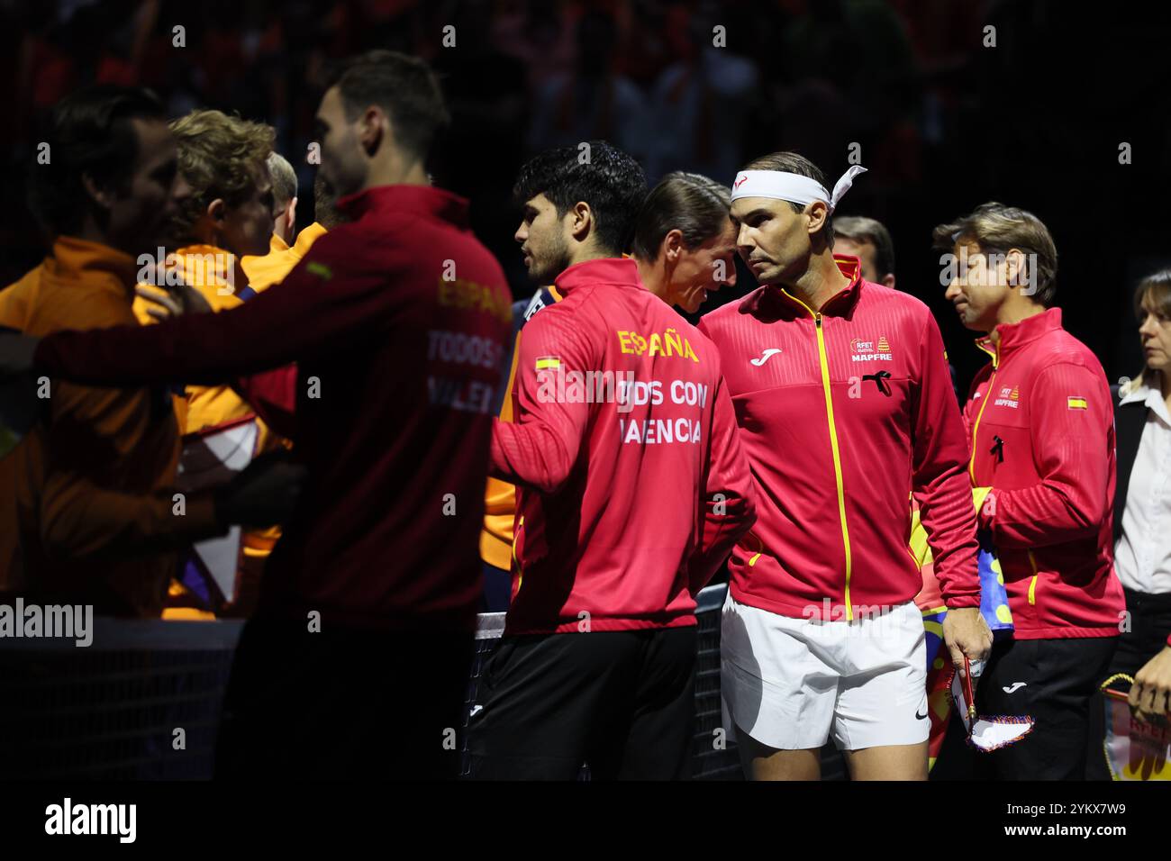 Malaga, Royaume-Uni. 19 novembre 2024. Rafa Nadal et l'équipe Espagne accueillent les joueurs de l'équipe néerlandaise avant leurs matchs lors des quarts de finale de la Coupe Davis 2024, au Palacio de Deportes Jose Maria Martin Carpena Arena à Malaga. Crédit : Isabel Infantes/Alamy Live News Banque D'Images