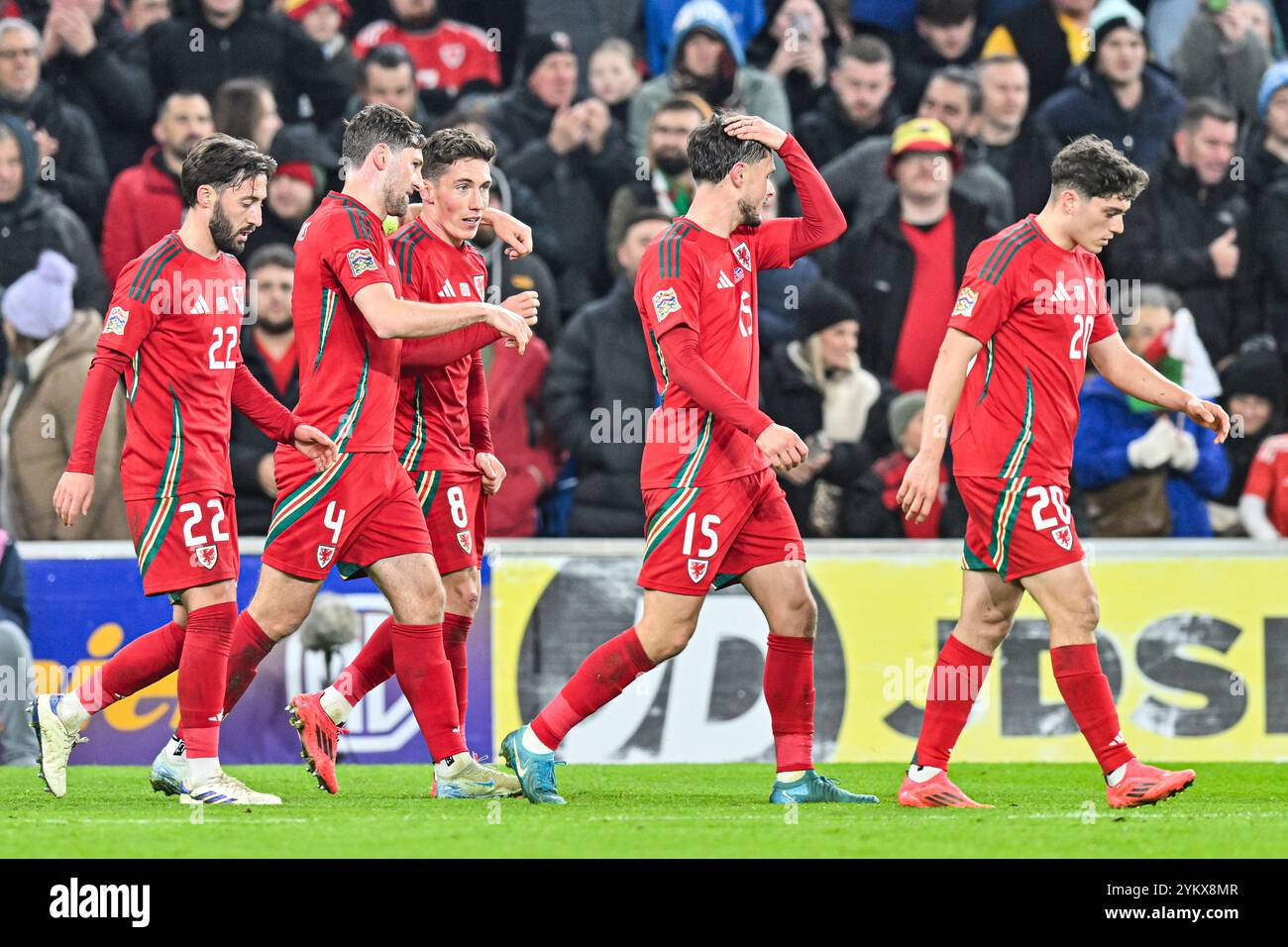 Cardiff City Stadium, Cardiff, Royaume-Uni. 19 novembre 2024. UEFA Nations League Groupe B Football, pays de Galles contre Islande ; Liam Cullen du pays de Galles célèbre avec son équipe après avoir marqué pour le pays de Galles à la 32e minute pour 1-1 crédit : action plus Sports/Alamy Live News Banque D'Images