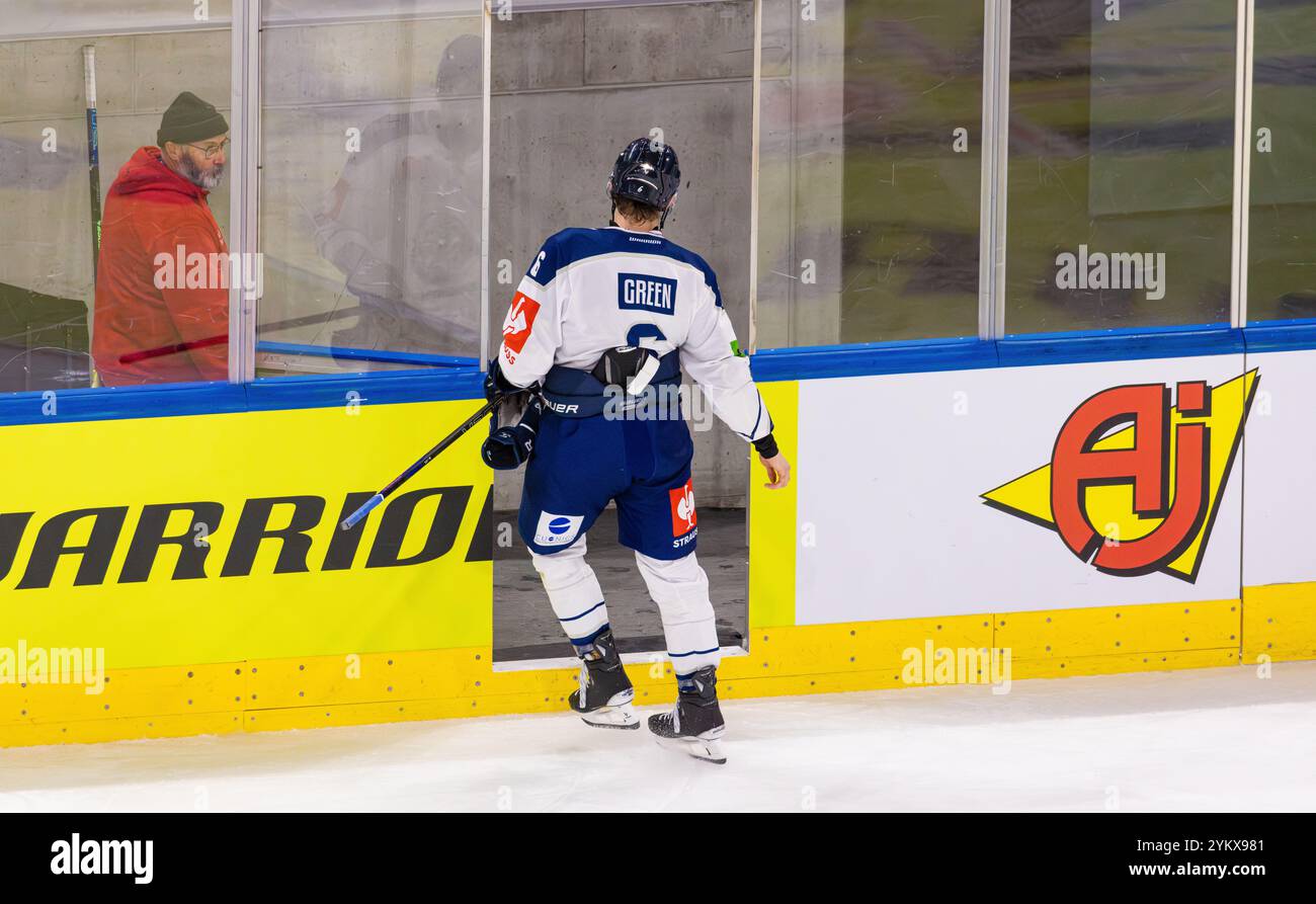 Zurich, Suisse, 19 novembre 2024 : #6 Alex Green (Straubing) sur ​​the chemin de la douche. Après un contre-contrôle, les arbitres l'ont envoyé à la douche - la fin du match pour lui. (Photo de Andreas Haas/dieBildmanufaktur) crédit : dieBildmanufaktur/Alamy Live News Banque D'Images