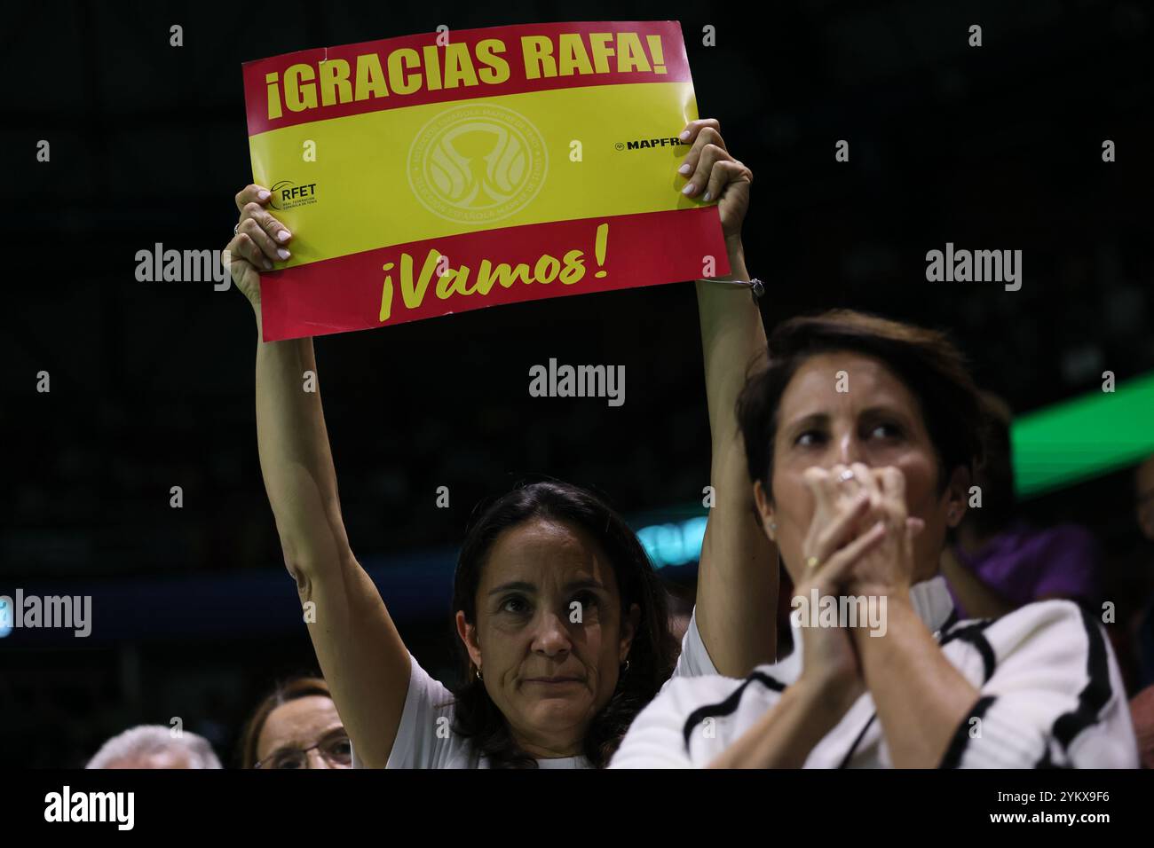 Malaga, Royaume-Uni. 19 novembre 2024. Les fans espagnols encouragent Rafael Nadal, d'Espagne, lors des quarts de finale de la Coupe Davis 2024 contre Botic Van de Zandschulp, des pays-Bas, au Palacio de Deportes Jose Maria Martin Carpena Arena à Malaga. Crédit : Isabel Infantes/Alamy Live News Banque D'Images