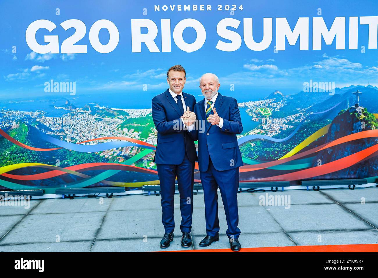 Rio de Janeiro, Brésil. 18 novembre 2024. Le président brésilien Luiz Inacio Lula da Silva, à droite, serre la main au président français Emmanuel Macron, à gauche, lors de la cérémonie d’arrivée des chefs d’Etat au Sommet du Groupe des 20 pays industrialisés, le 18 novembre 2024 à Rio de Janeiro, Brésil. Crédit : Ricardo Stuckert/Palacio do Planalto/Alamy Live News Banque D'Images