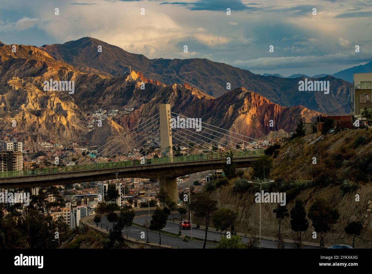 Vue imprenable sur un pont de voiture et les montagnes autour de la Paz, la capitale de la Bolivie Banque D'Images