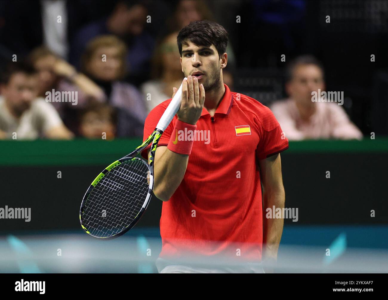 Malaga, Royaume-Uni. 19 novembre 2024. Carlos Alcaraz, d'Espagne, en action lors des quarts de finale de la Coupe Davis 2024 contre Tallon Griekspoor, des pays-Bas, au Palacio de Deportes Jose Maria Martin Carpena Arena à Malaga. Crédit : Isabel Infantes/Alamy Live News Banque D'Images
