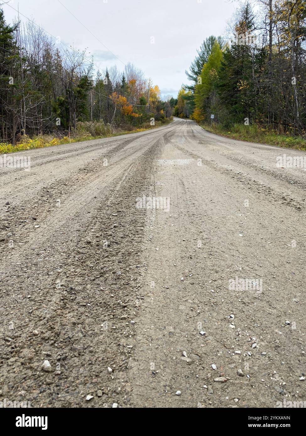 Route de gravier dans le pays - Image de stock capturée avec un smartphone