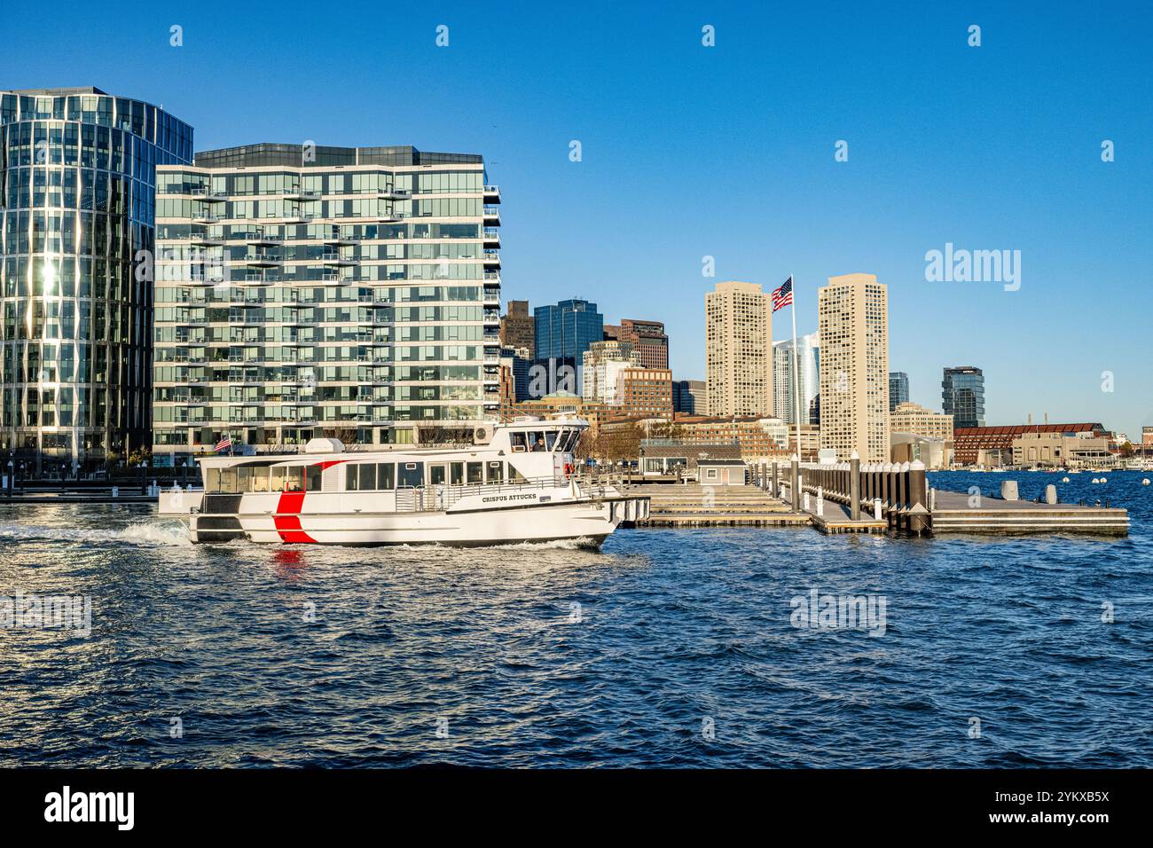 Ferry avec Boston skyline en arrière-plan - bateau taxi près du port et du port / quartier du port Banque D'Images