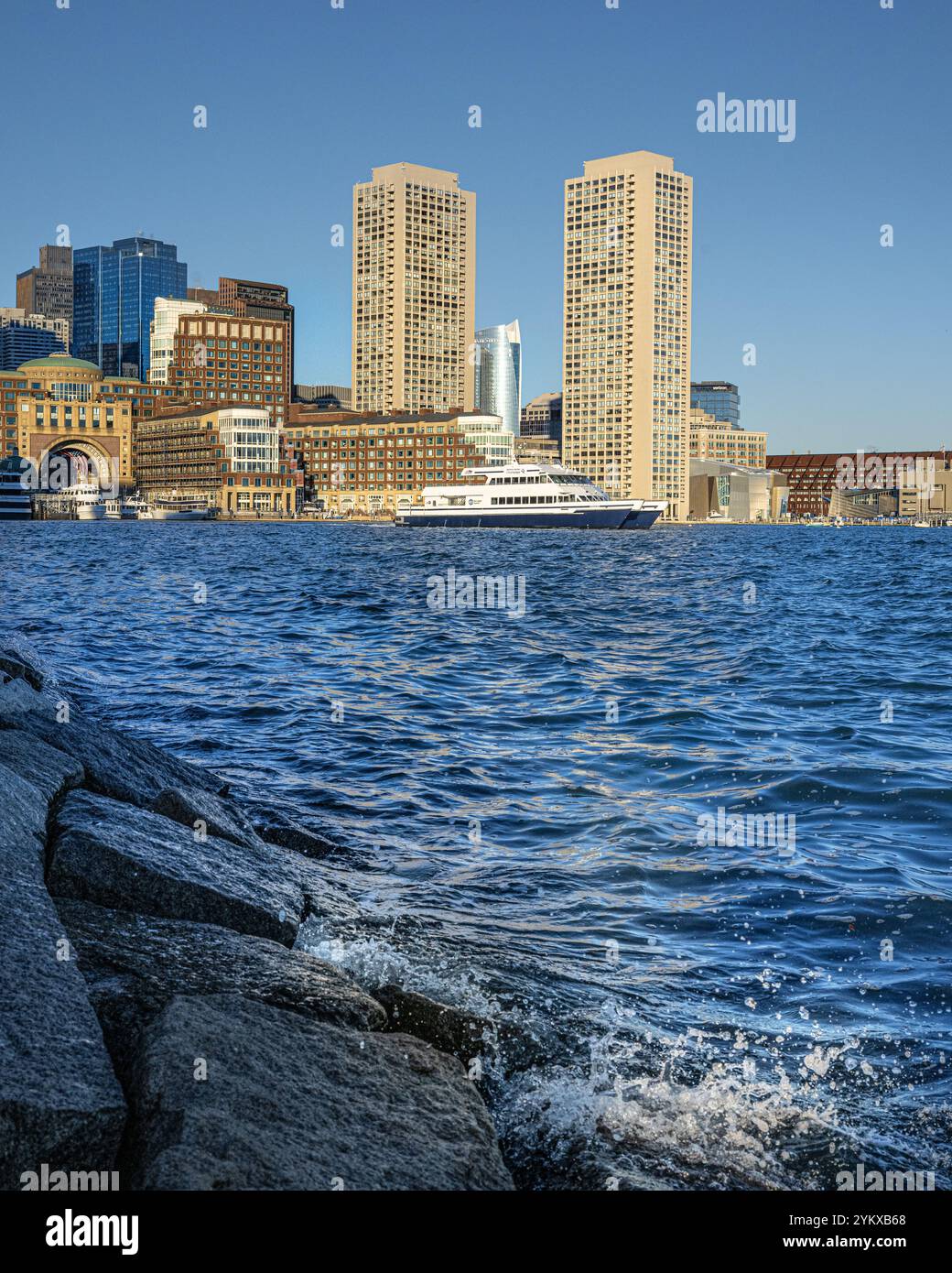 Horizon de Boston avec crépuscule / coucher de soleil reflété dans les fenêtres du bâtiment près du port maritime et du port / quartier du port Banque D'Images