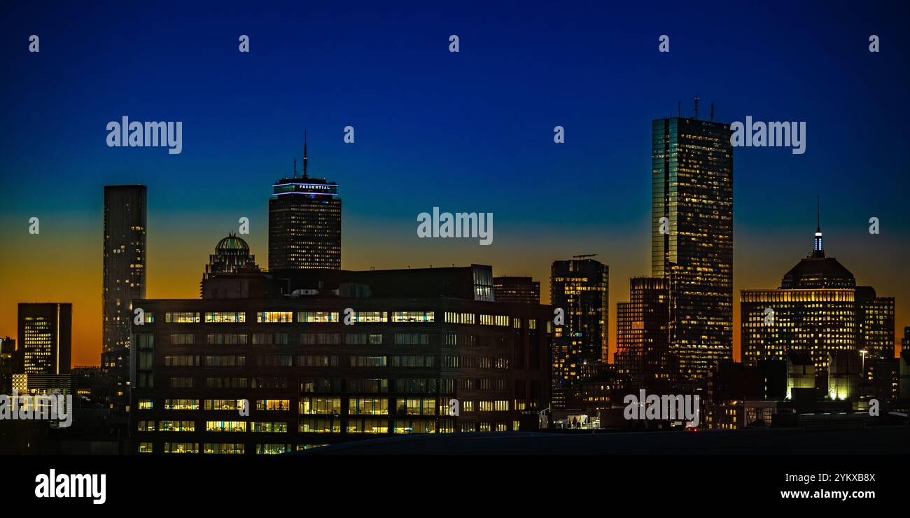 Horizon de Boston avec crépuscule / coucher de soleil reflété dans les fenêtres du bâtiment près du port maritime et du port / quartier du port Banque D'Images