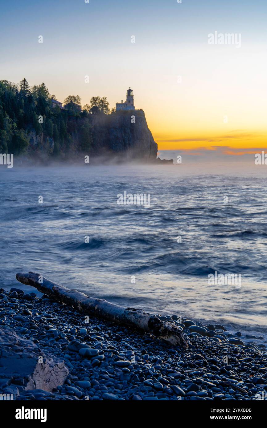 Photographie au lever du soleil du phare de Split Rock, Split Rock Lighthouse State Park de Pebble Beach, près de Two Harbors, Minnesota, États-Unis sur un bel autum Banque D'Images