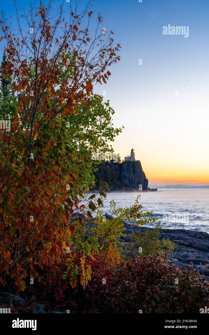 Photographie au lever du soleil du phare de Split Rock, Split Rock Lighthouse State Park, près de Two Harbors, Minnesota, États-Unis par un beau matin d'automne. Banque D'Images