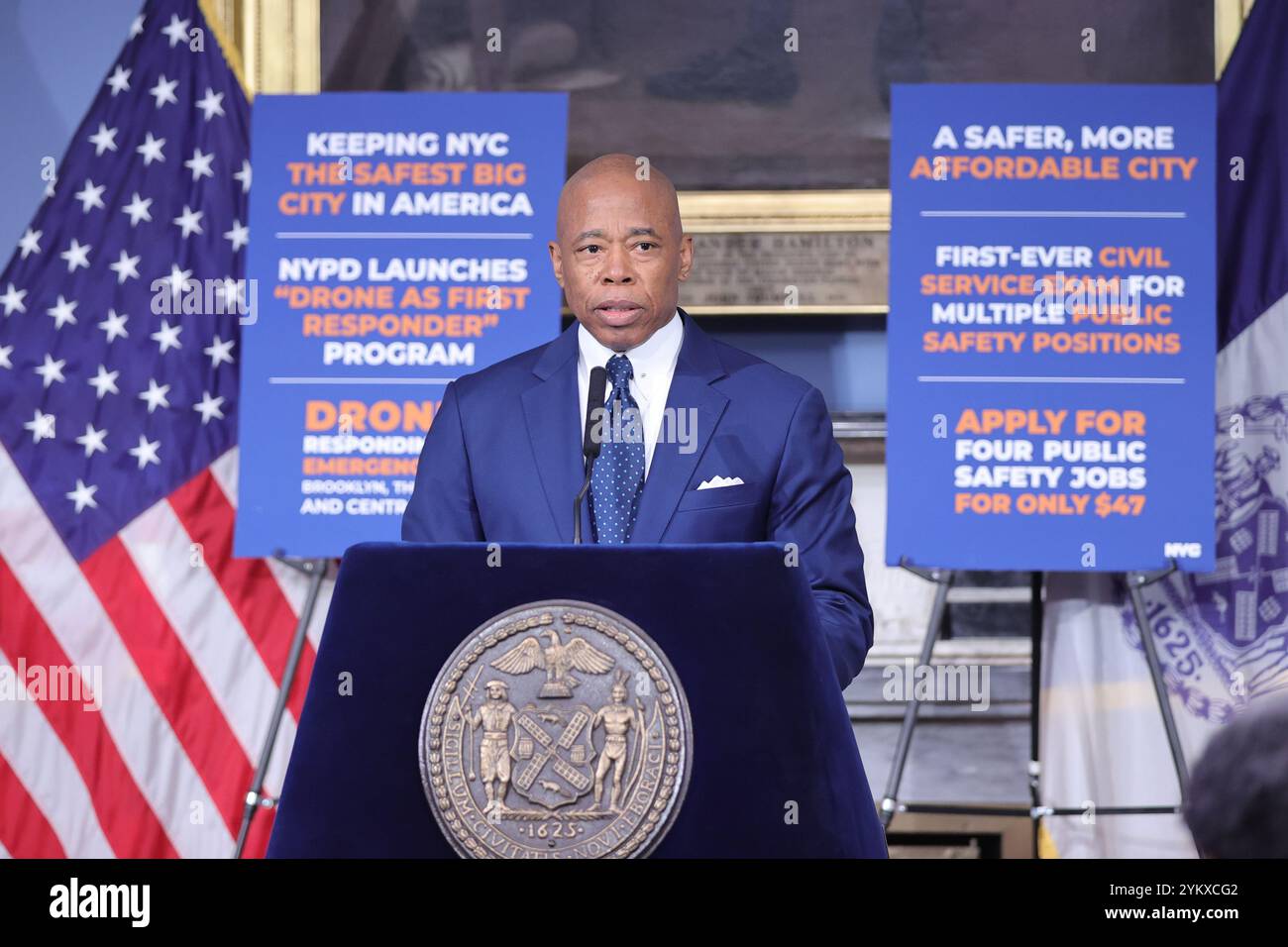 NEW YORK, NY - 19 NOVEMBRE : le maire de New York, Eric Adams, tient un point de presse en personne à l'hôtel de ville, soulignant des questions cruciales telles que la sécurité publique, les réformes policières et les progrès en matière d'éducation. Le maire Adams a renforcé l'accent mis par son administration sur le renforcement de la confiance, la promotion de la transparence et la conduite de changements percutants dans la ville. (Photo : Luiz Rampelotto/EuropaNewswire) Banque D'Images