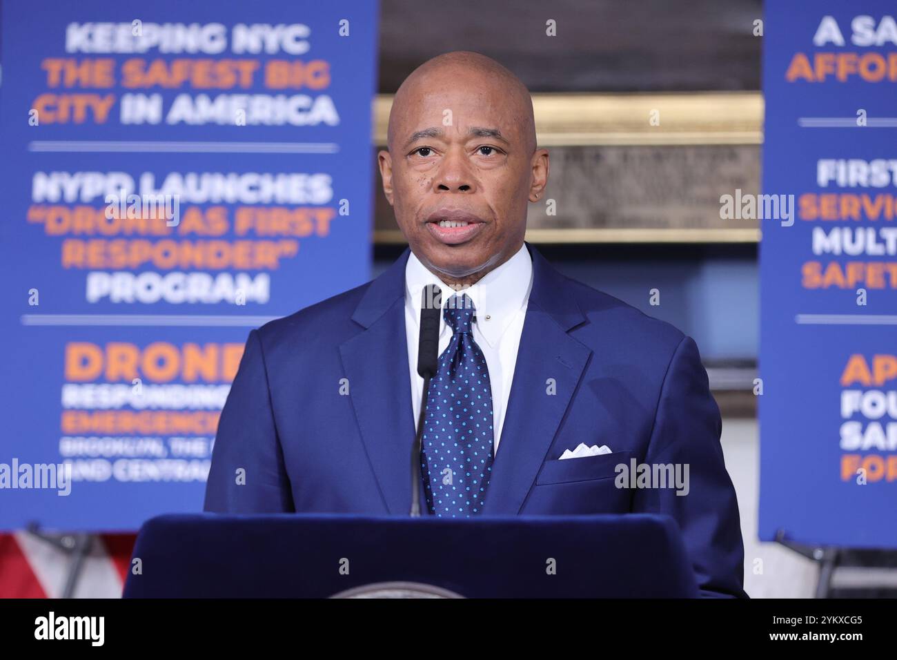 NEW YORK, NY - 19 NOVEMBRE : le maire de New York, Eric Adams, tient un point de presse en personne à l'hôtel de ville, soulignant des questions cruciales telles que la sécurité publique, les réformes policières et les progrès en matière d'éducation. Le maire Adams a renforcé l'accent mis par son administration sur le renforcement de la confiance, la promotion de la transparence et la conduite de changements percutants dans la ville. (Photo : Luiz Rampelotto/EuropaNewswire) Banque D'Images